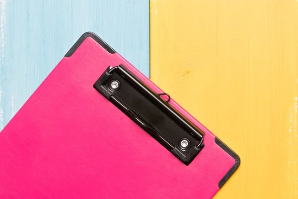 Pink clipboard top view on colorful backgrounds with copy space for text — Stock Photo, Image