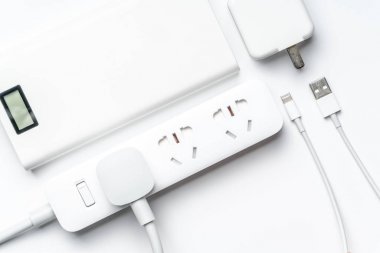 beyaz renk izole soket tak elektrik banka ve tel. enerji tasarrufu ve enerji verimliliği kavramı azaltmak