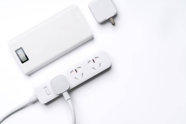 beyaz renk izole soket tak elektrik banka ve tel. enerji tasarrufu ve enerji verimliliği kavramı azaltmak