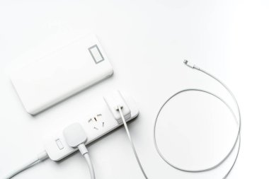 beyaz renk izole soket tak elektrik banka ve tel. enerji tasarrufu ve enerji verimliliği kavramı azaltmak