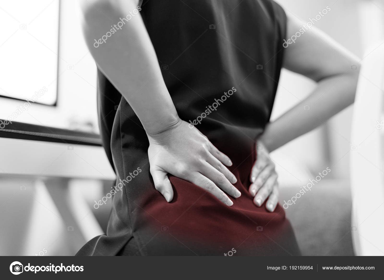 Un Bureau Noir Et Blanc : Femme d affaires avec les maux de dos un bureau concept santé et