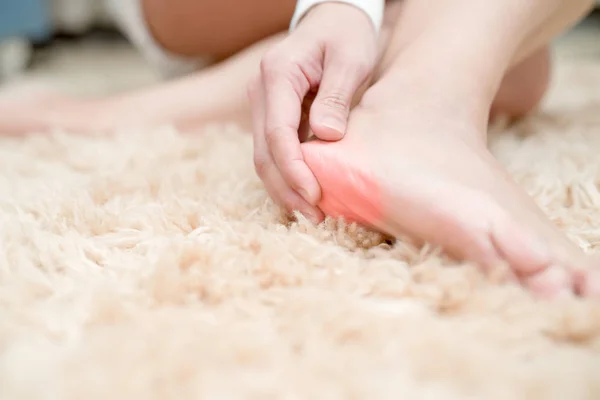 Dolor en el tobillo del pie las mujeres tocan su pie doloroso, cuidado de la salud y medicina concepto —  Fotos de Stock