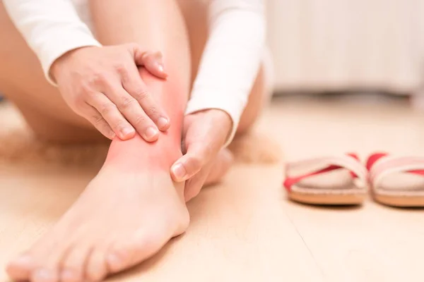 Lesión en el tobillo de la pierna mujeres dolorosas que tocan la pierna dolorosa con resalte rojo en la lesión. salud y concepto médico —  Fotos de Stock