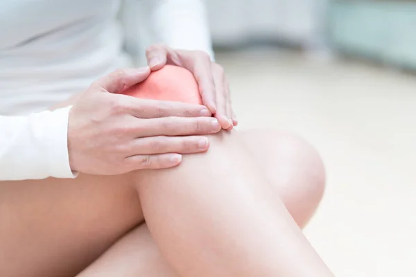Травмы колена женщины сидят и трогают ее колено больно, здравоохранения и медицины концепции — стоковое фото