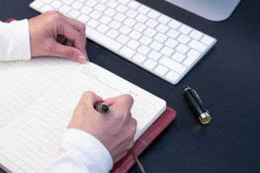 genç kadın masaüstü bilgisayar ve klavye not defterinde yazılı çalışma masası üzerinde yerleştirilir. Eğitim kavramı