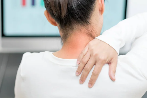 Mulheres jovens pescoço e ombro dor lesão com destaques vermelhos na área da dor, cuidados de saúde e conceito médico — Fotografia de Stock