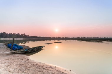 Günbatımı, Roi Et, Thailand nehir akşam bulutların üzerinde tekne Park Balık tutma