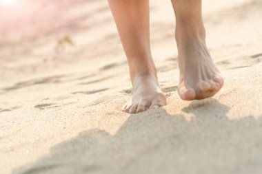 Kadınlar beyaz kum doğa üzerinde sahilde yürüme yalınayak. Yaz gezisi