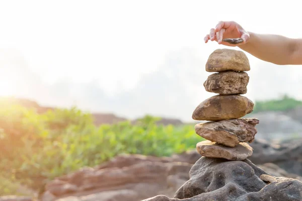 平衡与和谐石栈, 差异总是突出的, 放在顶部, 石头, 平衡, 岩石, 和平的概念 — 图库照片