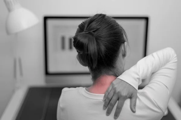 Mulheres jovens pescoço e ombro dor lesão com destaques vermelhos na área da dor, cuidados de saúde e conceito médico — Fotografia de Stock
