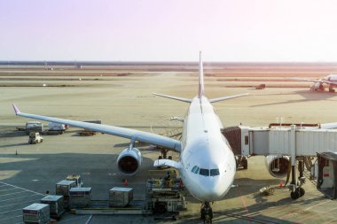 Shanghai, Çin - Şubat 2018: kargo hava nakliye lojistik havaalanında üzerinde yükleme, pencereden görüntüleme