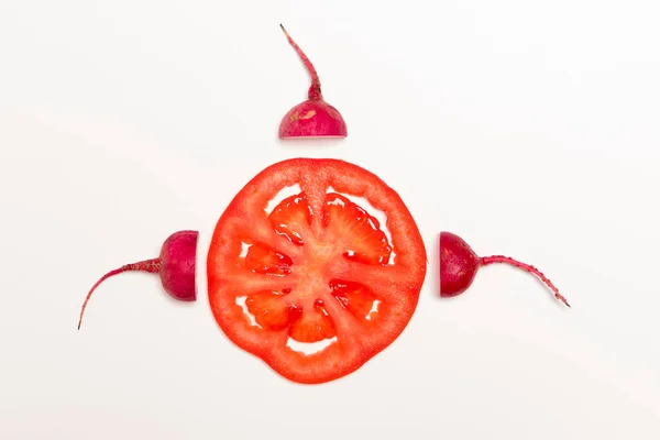 Esperma nadando em direção ao conceito de ovo. rabanete vermelho gigante carmesim e tomate vermelho vegetal — Fotografia de Stock