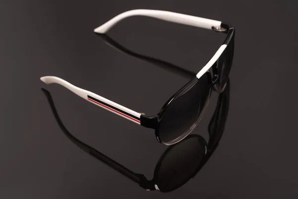 Óculos de moda olho isolado em fundos pretos — Fotografia de Stock