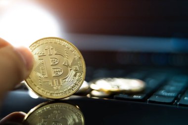 cryptocurrency paralar - Litecoin, Bitcoin, Ethereum, dalgalanma cryptocurrency kavramı stok fiziksel bitcoins altın ve gümüş sikke