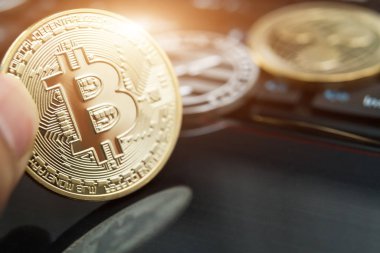cryptocurrency paralar - Litecoin, Bitcoin, Ethereum, dalgalanma cryptocurrency kavramı stok fiziksel bitcoins altın ve gümüş sikke