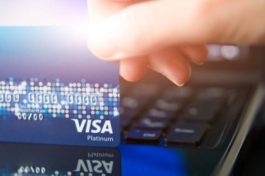 Shanghai, Çin - Nisan 2018: Visa kredi kartı kolaylığı alışveriş yaşam kavramı