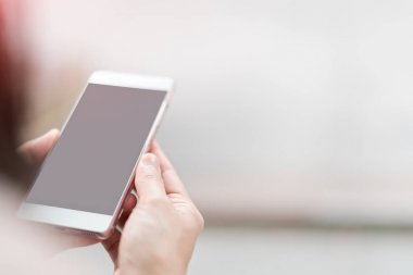 Genç öğrenci kadınlar alışveriş online smartphone. iş ve modern yaşam kavramı. boş smartphone ekran kopya alanı için