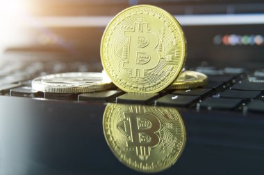 cryptocurrency paralar - Bitcoin, Litecoin, Ethereum, dalgalanma cryptocurrency kavramı stok fiziksel bitcoins altın ve gümüş sikke