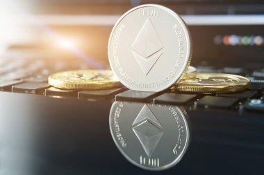 cryptocurrency paralar - Ethereum, Litecoin, Bitcoin, dalgalanma cryptocurrency kavramı stok fiziksel bitcoins altın ve gümüş sikke