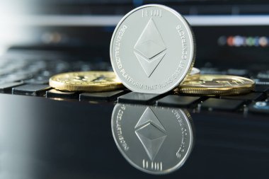 cryptocurrency paralar - Ethereum, Litecoin, Bitcoin, dalgalanma cryptocurrency kavramı stok fiziksel bitcoins altın ve gümüş sikke