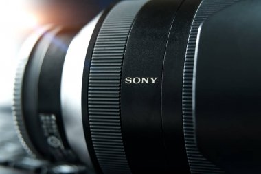 Shanghai, Çin - Nisan 2018: Sony A7 RII aynasızlar objektif. Optik Steady Shot Sony kamera editoryal için makro lens ile yapılan teklif