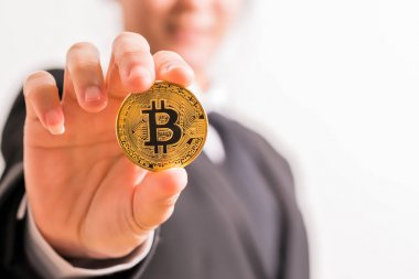 cryptocurrency - Bitcoin, Ethereum, Litecoin, dalgalanma paraları. Kadınlar cryptocurrency para el üstünde tutun. Fiziksel bitcoins altın ve gümüş sikke