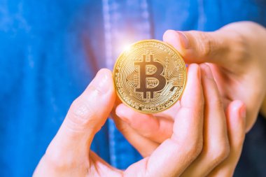 cryptocurrency - Bitcoin, Ethereum, Litecoin, dalgalanma paraları. Kadınlar cryptocurrency para el üstünde tutun. Fiziksel bitcoins altın ve gümüş sikke