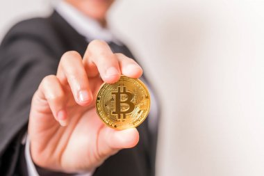 cryptocurrency - Bitcoin, Ethereum, Litecoin, dalgalanma paraları. Kadınlar cryptocurrency para el üstünde tutun. Fiziksel bitcoins altın ve gümüş sikke