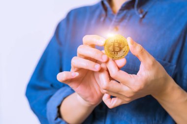 cryptocurrency - Bitcoin, Ethereum, Litecoin, dalgalanma paraları. Kadınlar cryptocurrency para el üstünde tutun. Fiziksel bitcoins altın ve gümüş sikke