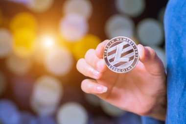 cryptocurrency - Litecoin, Ethereum, Bitcoin, dalgalanma paraları. Kadınlar cryptocurrency para el üstünde tutun. Fiziksel bitcoins altın ve gümüş sikke