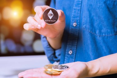 cryptocurrency - Ethereum, Litecoin, Bitcoin, dalgalanma paraları. Kadınlar cryptocurrency para el üstünde tutun. Fiziksel bitcoins altın ve gümüş sikke