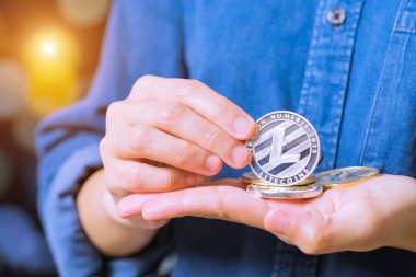 cryptocurrency - Litecoin, Ethereum, Bitcoin, dalgalanma paraları. Kadınlar cryptocurrency para el üstünde tutun. Fiziksel bitcoins altın ve gümüş sikke