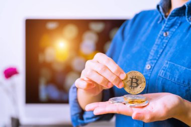 cryptocurrency - Bitcoin, Ethereum, Litecoin, dalgalanma paraları. Kadınlar cryptocurrency para el üstünde tutun. Fiziksel bitcoins altın ve gümüş sikke