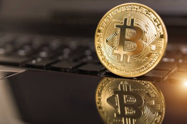 cryptocurrency paralar - Bitcoin, Litecoin, Ethereum, dalgalanma cryptocurrency kavramı stok fiziksel bitcoins altın ve gümüş sikke