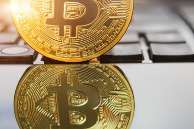 cryptocurrency paralar - Bitcoin, Litecoin, Ethereum, dalgalanma cryptocurrency kavramı stok fiziksel bitcoins altın ve gümüş sikke