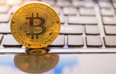 cryptocurrency paralar - Bitcoin, Litecoin, Ethereum, dalgalanma cryptocurrency kavramı stok fiziksel bitcoins altın ve gümüş sikke