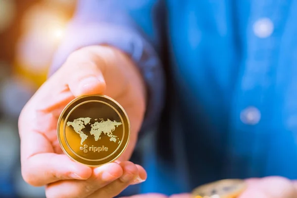 Κρυπτονόμισμα νομίσματα - Ethereum, Litecoin, Bitcoin, κυματισμός. Οι γυναίκες κατέχουν το κέρμα κρυπτονόμισμα αφ. Φυσική bitcoins χρυσά και ασημένια νομίσματα — Φωτογραφία Αρχείου