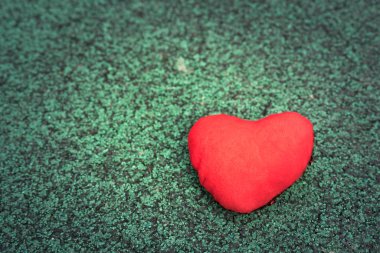 yürüyüş yolu arka plan kopya alanı ile yeşil kırmızı kalp