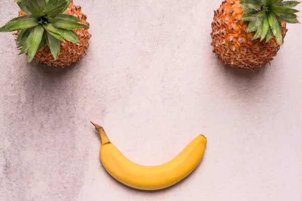 Tropiska och säsongsbetonade sommaren frukter. Ananas och bananer ordnade i hörnet av bakgrunder, hälsosam livsstil. Flat Lay — Stockfoto