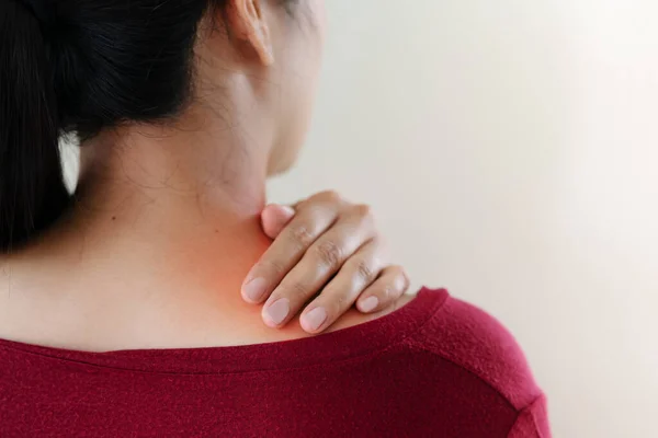 Mujeres jóvenes dolor de cuello y hombro lesión, cuidado de la salud y concepto médico — Foto de Stock