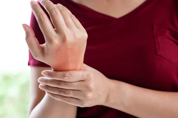 Dor no braço do pulso da mulher muito tempo trabalhando. síndrome de escritório conceito de saúde e medicina — Fotografia de Stock