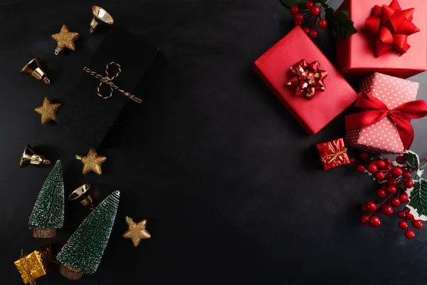Рождество Христово, подарок и украшение на чёрном фоне — стоковое фото