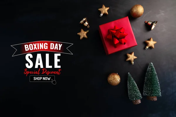 Venta de día de boxeo con regalo de Navidad y decoración de Navidad sobre fondo negro — Foto de Stock
