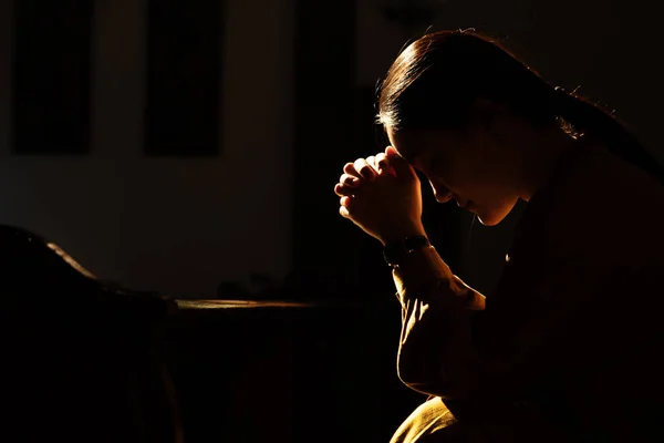 Donne depresse sedute nella chiesa di scarsa illuminazione e che pregano, concetto della giornata internazionale dei diritti umani — Foto Stock