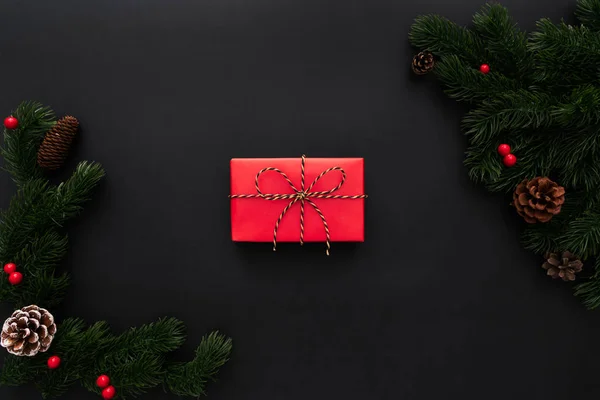 Scatola regalo di Natale e pino con decorazione natalizia su sfondo nero — Foto Stock