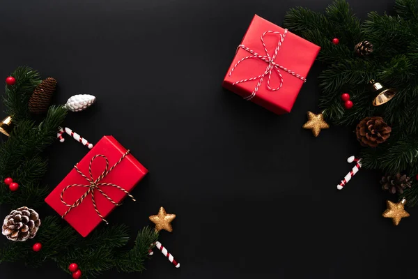 Christmas gift box and pine tree with xmas decoration on black background — Stock Photo, Image