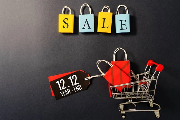 12.12 yıllık satış konsepti, alışveriş arabası ve alışveriş çantası