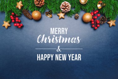 Mavi arka planda xmas süslemesi olan Noel ağacı