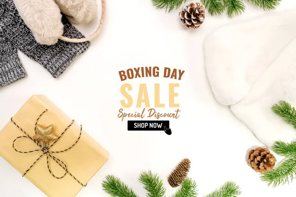 Venta de día de boxeo con regalo de Navidad y decoración de Navidad sobre fondo blanco — Foto de Stock