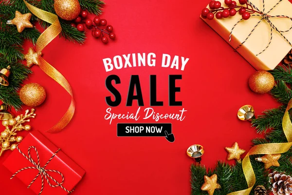 Venta de día de boxeo con regalo de Navidad y decoración de Navidad sobre fondo rojo — Foto de Stock